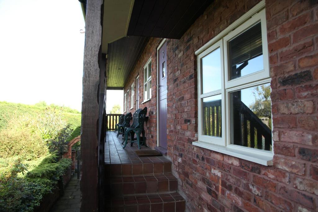 Hanmer Arms Room photo